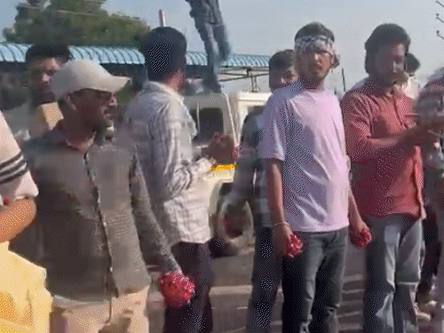ये फोटो जयपुर-जोधपुर बाईपास का है। यहां अंतिम दर्शन के लिए लोगों की लंबी लाइन लगी हुई थी। अपने नेता को श्रद्धांजलि देने के लिए उनके समर्थक हाथों में माला और फूल लेकर इंतजार कर रहे थे।