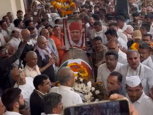 रामेश्वर डूडी को श्रद्धांजलि देने पहुंचे पूर्व सीएम अशोक गहलोत।