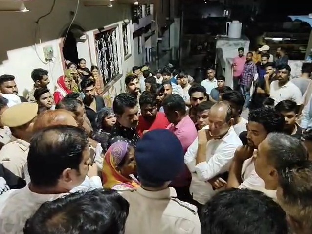 हमले के बाद बस्ती में तनावपूर्ण माहौल हो गया। बड़ी संख्या में लोग एकत्र हो गए।