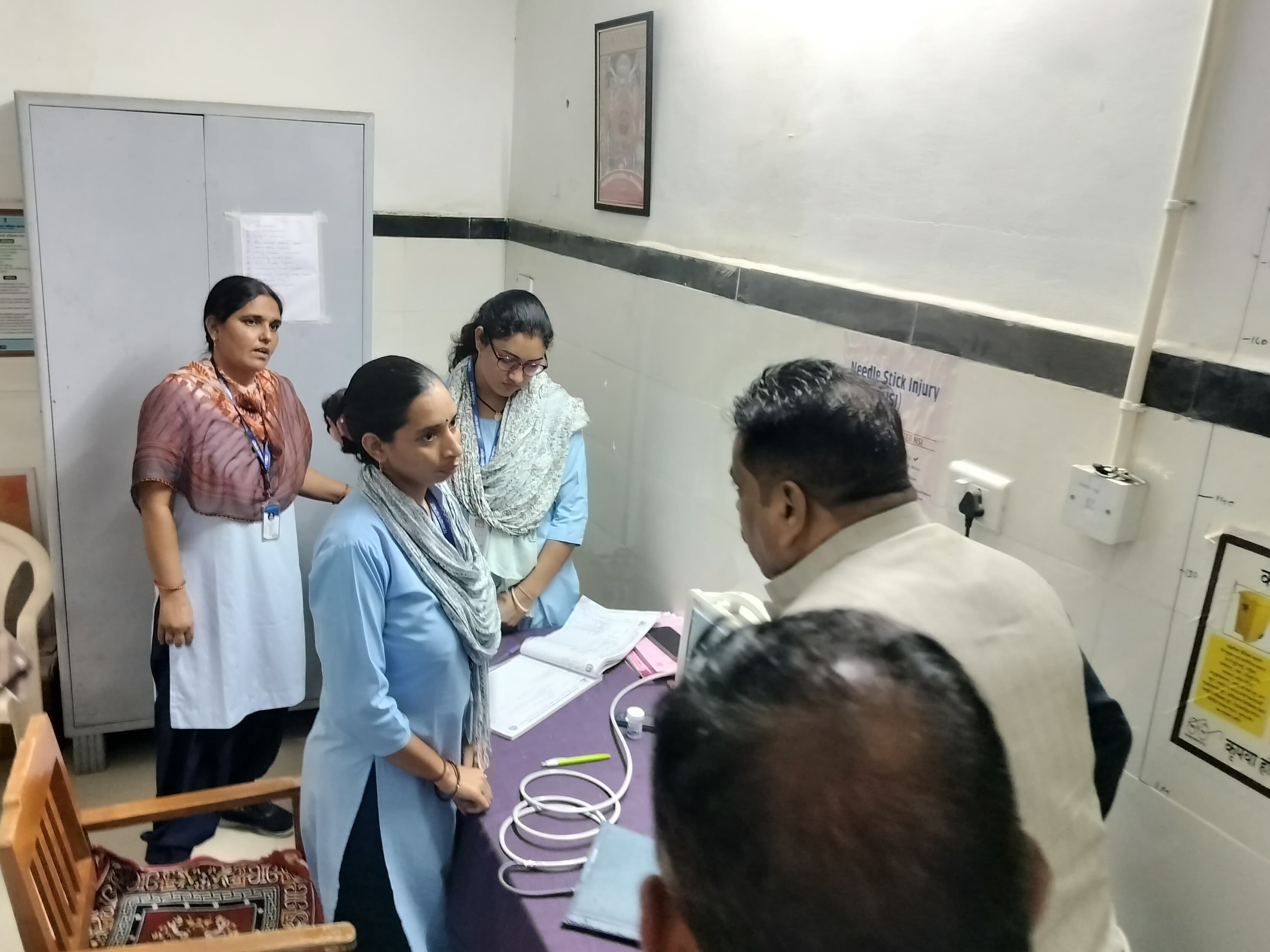 कलेक्टर ने आवश्यक जांच मशीनों की जरूरत के संबंध में अस्पताल स्टाफ से जानकारी ली।