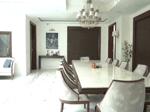 घर में इम्पोर्टेड सामान रखा गया।