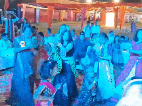 समाज की युवतियों ने गरबा किया।