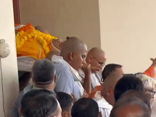 घर से अंतिम यात्रा उनके फार्म हाउस पर जाएगी। यहां उनका अंतिम संस्कार किया जाएगा।