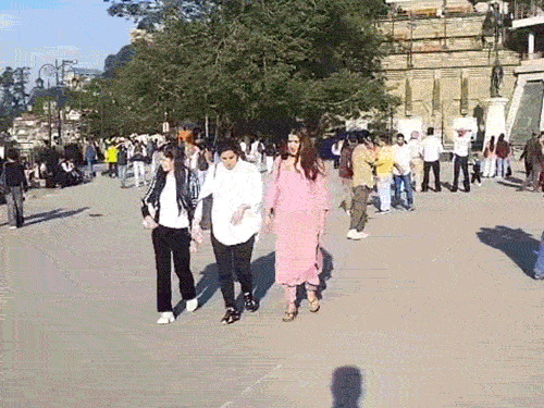 शिमला के रिज पर सुहावने मौसम में टहलते हुए टूरिस्ट और लोकल।