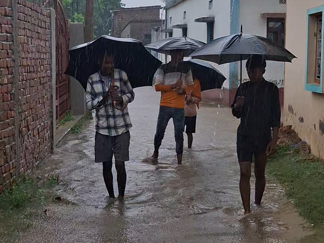 बारिश के कारण गली में पानी भर गया। - Dainik Bhaskar