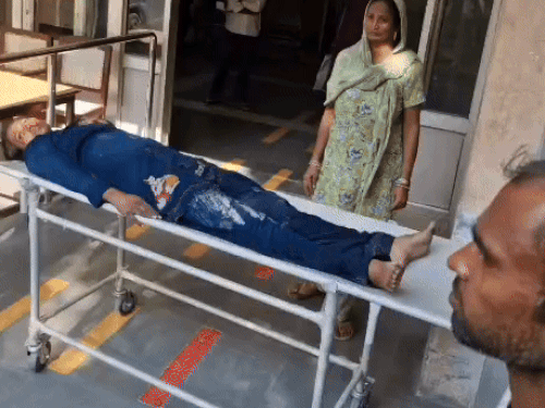 इलाज के लिए बाली देवी को अस्पताल लेकर पहुंचे परिजन।