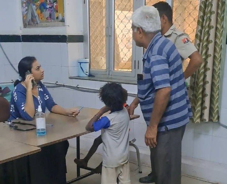 बांगड़ हॉस्पिटल में जांच के बाद मासूम को भर्ती करते हुए डॉक्टर।