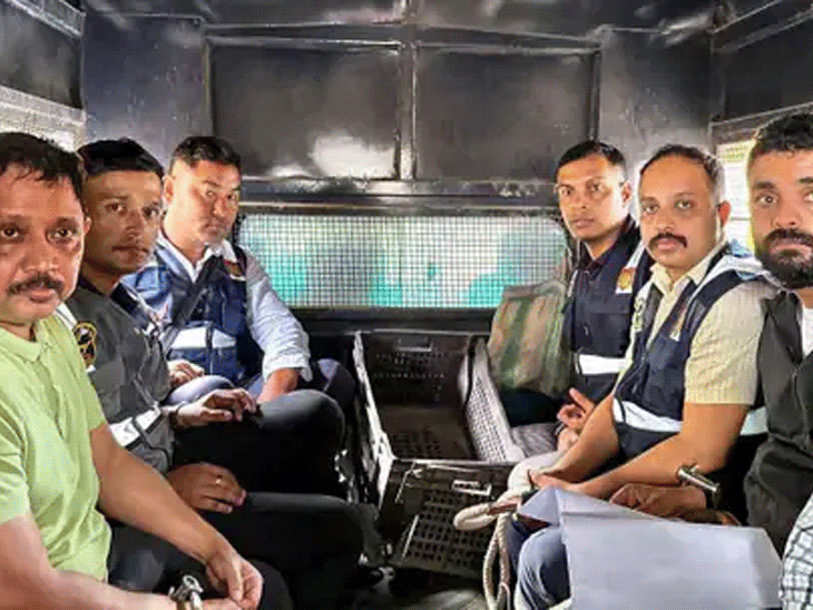 बैंडमेट शेखर ज्योति गोस्वामी (बनियान में) को 25 सितंबर को हिरासत में लिया गया। वहीं, श्यामकनु महंत और सिद्धार्थ शर्मा को 1 अक्टूबर को अरेस्ट किया गया था।