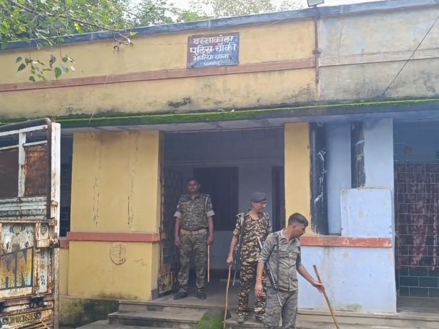 झरिया में हवलदार पर हमला, भीड़ ने टीओपी तोड़ी:  प्रेम प्रसंग विवाद में बस्तीवासियों ने किया पथराव, एक युवक गिरफ्तार – Dhanbad News