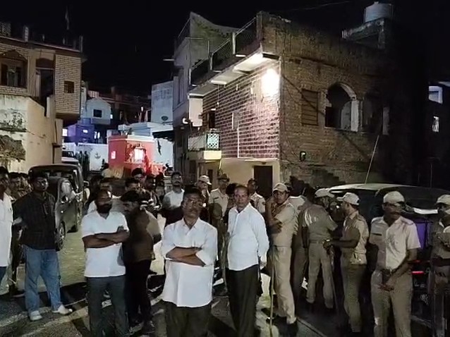 हमले के बाद तनावपूर्ण हालात को देखते हुए बस्ती में भारी पुलिस बत तैनात किया गया।