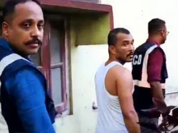 बैंडमेट शेखर ज्योति गोस्वामी (बनियान में) को जुबिन की मौत के मामले में 25 सितंबर को गिरफ्तार किया गया था। गिरफ्तारी 2 अक्टूबर को हुई।