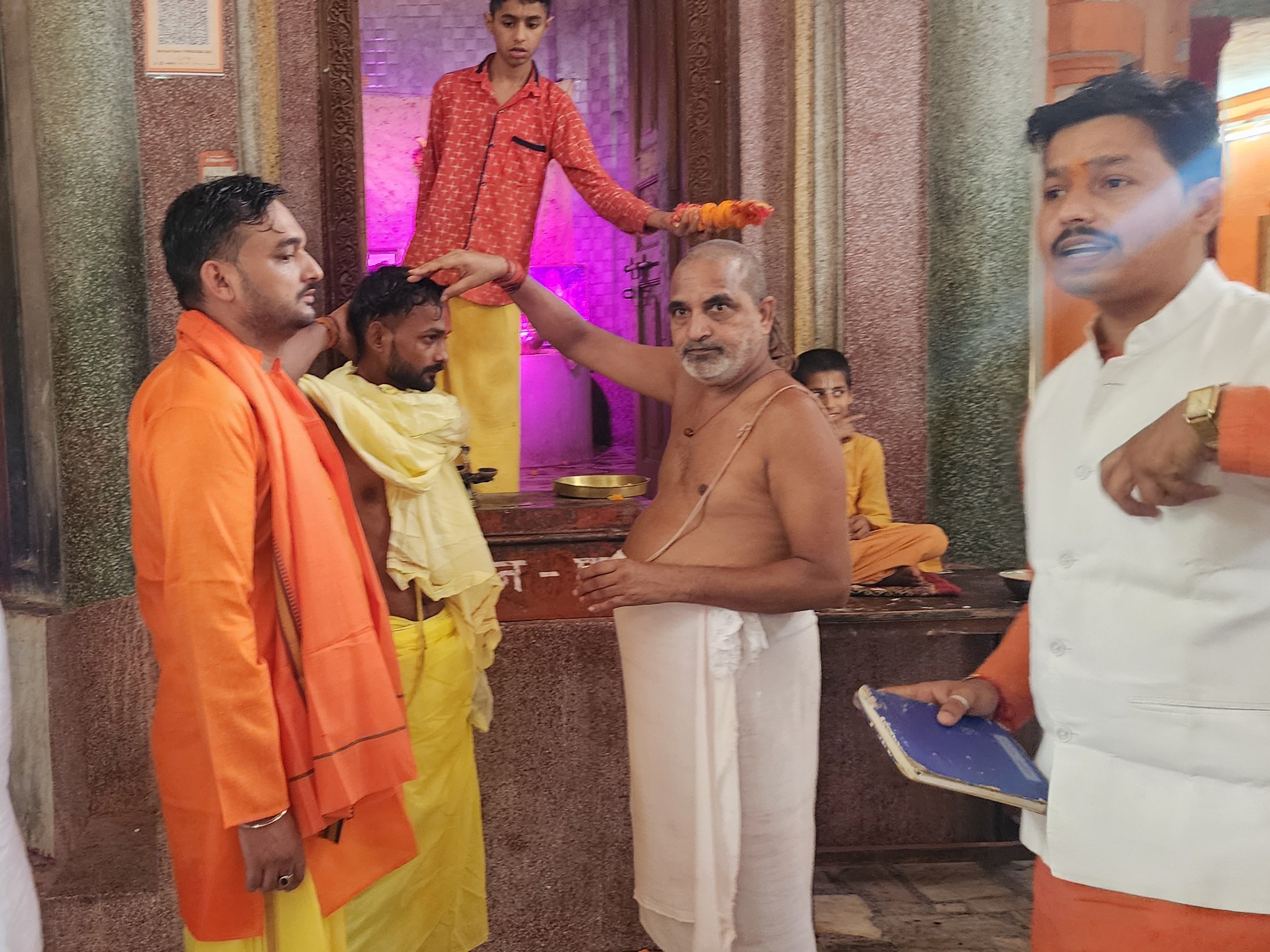 Two Muslim youths converted to Islam in Ayodhya. | अयोध्या में दो मुस्लिम  युवकों ने किया धर्म परिवर्तन: श्री भरत हनुमान मिलन मंदिर में ली हिंदू धर्म  की दीक्षा ...