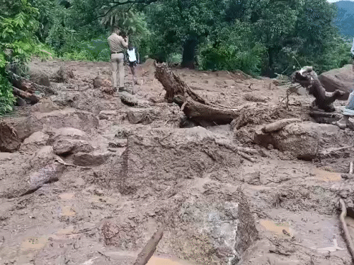 ओडिशाच्या गजपती जिल्ह्यात शनिवारी झालेल्या भूस्खलनानंतर बचावकार्य सुरू आहे.