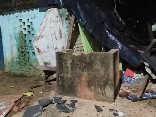 बस्ती में स्थित आरोपी युवक के घर में तोड़फोड़ की गई।
