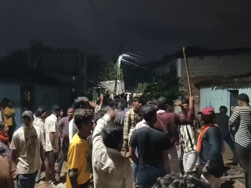 बस्तर में देर रात हिंदू संगठन के लोगों ने बवाल किया। घर में तोड़फोड़ की।