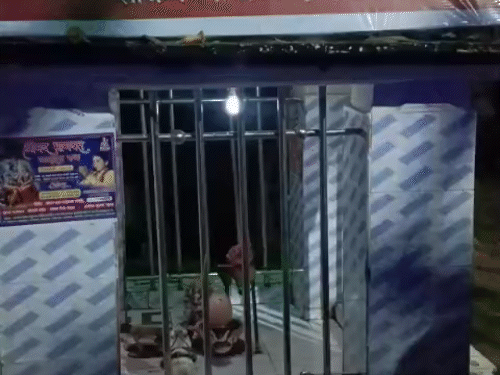 ये मंदिर की तस्वीर है, मुस्लिम युवक पर शिवलिंग पर पेशाब करने का आरोप है।