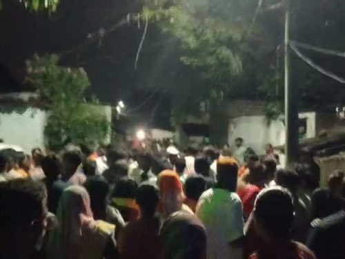 शिवलिंग पर पेशाब करने की भनक लगते ही लोगों की भीड़ इकट्ठा हो गई।
