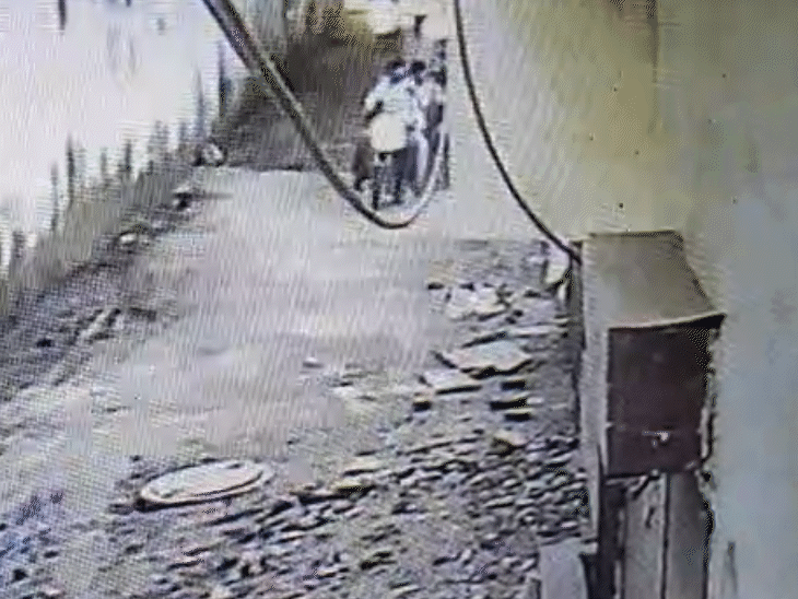 भगत सिंह नगर में बाइक सवार हमलावर गोलियां चलाकर भागते हुए सीसीटीवी कैमरे में कैद हो गए। - Dainik Bhaskar