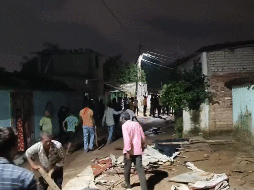 नाराज लोगों ने मुस्लिम बस्ती में पथराव और तोड़फोड़ की।