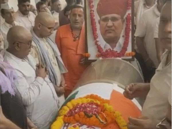 रामेश्वर डूडी के अंतिम दर्शन के लिए बड़ी संख्या में कांग्रेस नेता उनके आवास पर पहुंचे हैं।