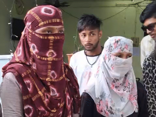 ये लड़कियां शिकायत लेकर बजरंग के पास पहुंची थीं।