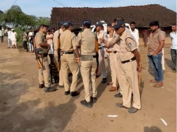 मुख्यमंत्री के आने की सूचना पर गांव में तत्काल ही भारी पुलिस बल पहुंच गया।