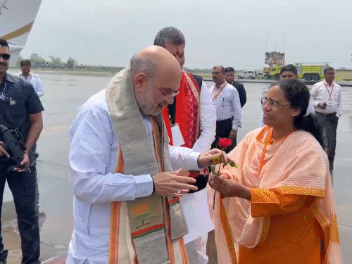 Lata Usendi and Kedar Kashyap welcomed Shah with roses.