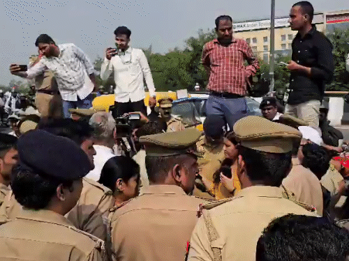 The Ghaziabad insisted on going to Bareilly for about 40 minutes on the border, although the police did not let him leave.