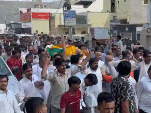 डूडी की अंतिम यात्रा में बड़ी संख्या में उनके समर्थक और कार्यकर्ता मौजूद रहे। इस दौरान वे अमर रहे के नारे लगाते हुए चल रहे थे।