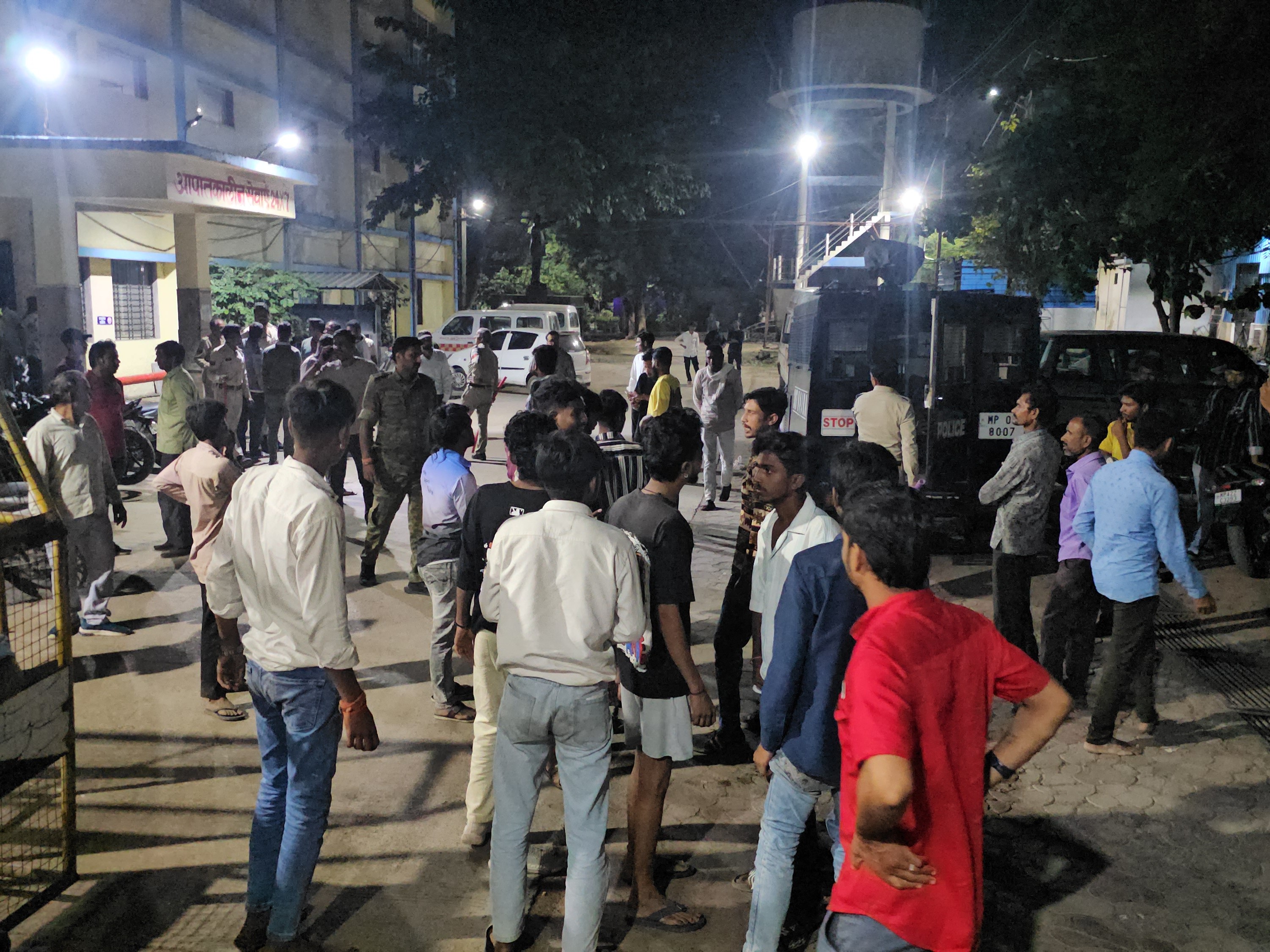 घायल मरीज के इलाज में देरी से बढ़ा विवाद।