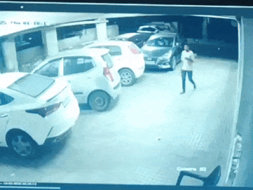 अपार्टमेंट की पार्किंग से आता दिखा चोर। पुलिस आरोपी की पहचान में जुटी है।