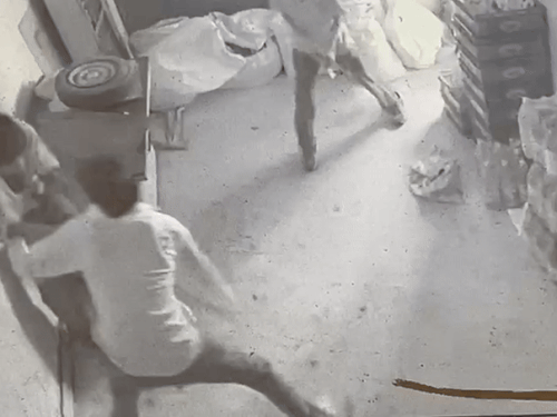 एका माणसाने त्याच्यावर चाकूने वार करणे सुरूच ठेवले, तर दुसऱ्याने गोळीबार करण्याचा प्रयत्न केला, परंतु पिस्तूल अयशस्वी झाली.