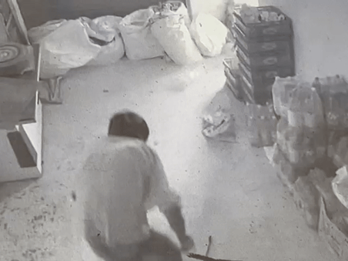 हल्लेखोर निघून गेल्यावर तो तरुण जखमी अवस्थेत दुकानाबाहेर पोहोचला आणि लोकांना माहिती दिली.