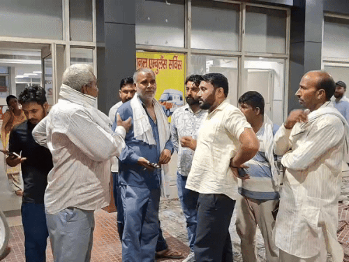 महिला की हत्या के बाद अस्पताल में पहुंचे परिवार के सदस्य।