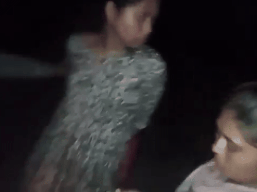 वडिलांनी आपल्या मुलीचे दोन्ही हात स्कार्फने बांधले होते.