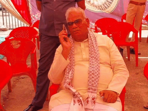 मंत्री एसडीएम से फोन पर बात कर फटकार लगाते हुए।