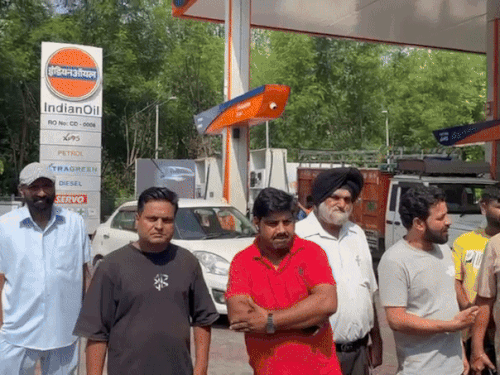 हंगामा होता देख पहुंचे लोग।