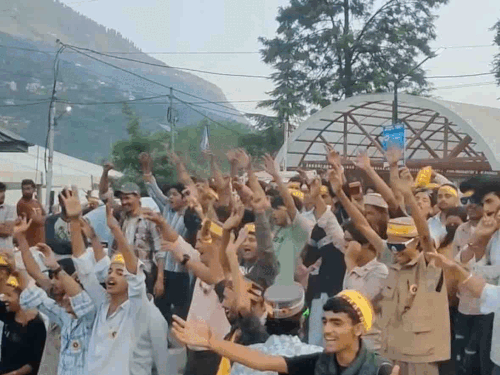 शाही जलेब में शामिल श्रद्धालु।