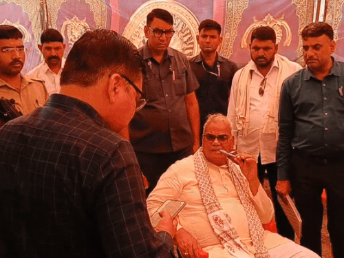 नायब तहसीलदार लेखराज स्वामी को पंचायत आफिस के अंदर से दिलावर ने बाहर बुलाया। उन्होंने कहा- यहां आराम फरमाने आए हो क्या?