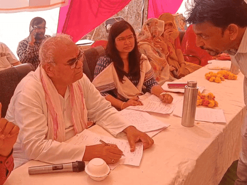 मंत्री दिलावर ने खुद ग्रामीणों की समस्याएं सुनीं। उन्होंने अधिकारियों को तुरंत समस्याएं निपटाने के आदेश दिए।