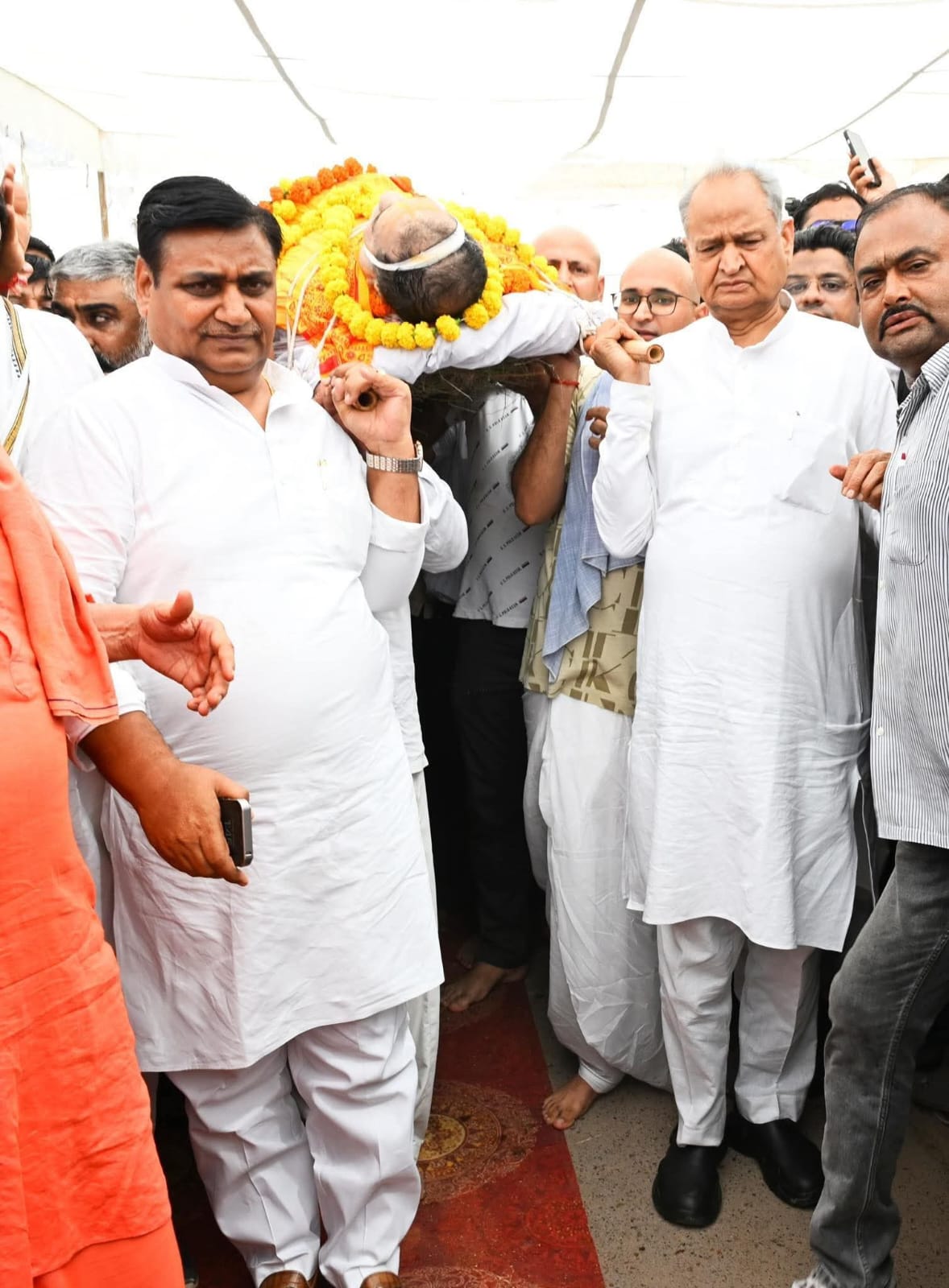 अंतिम यात्रा शुरू होने पर पूर्व सीएम अशोक गहलोत और कांग्रेस प्रदेशाध्यक्ष गोविंद सिंह डोटासरा ने कंधा दिया।