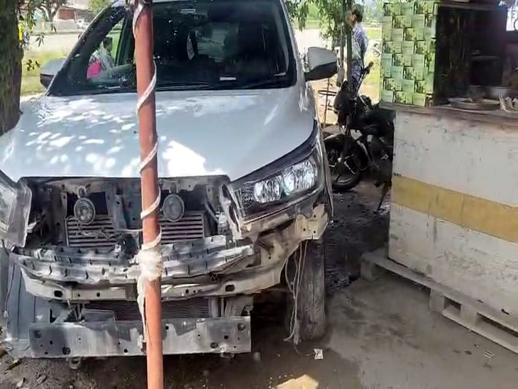 हादसे के बाद कार का आगे वाला क्षतिग्रस्त हो गया।