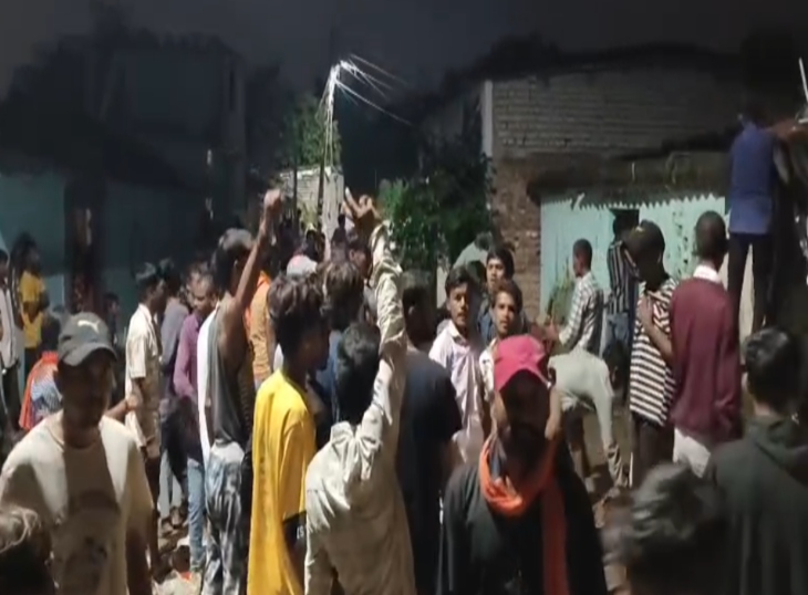 स्थानीय युवक और हिंदू संगठन के सदस्य प्रदर्शन करते हुए।