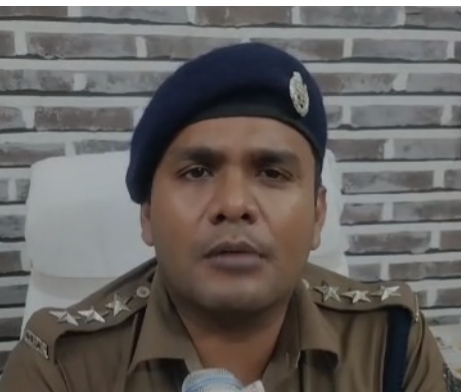सीएसपी निमितेश सिंह घटना की जानकारी देते हुए।