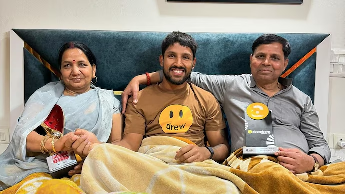 माता और पिता के साथ ध्रुव जुरेल। फोटो ध्रुव के इंस्टाग्राम अकाउंट से ली गई है।