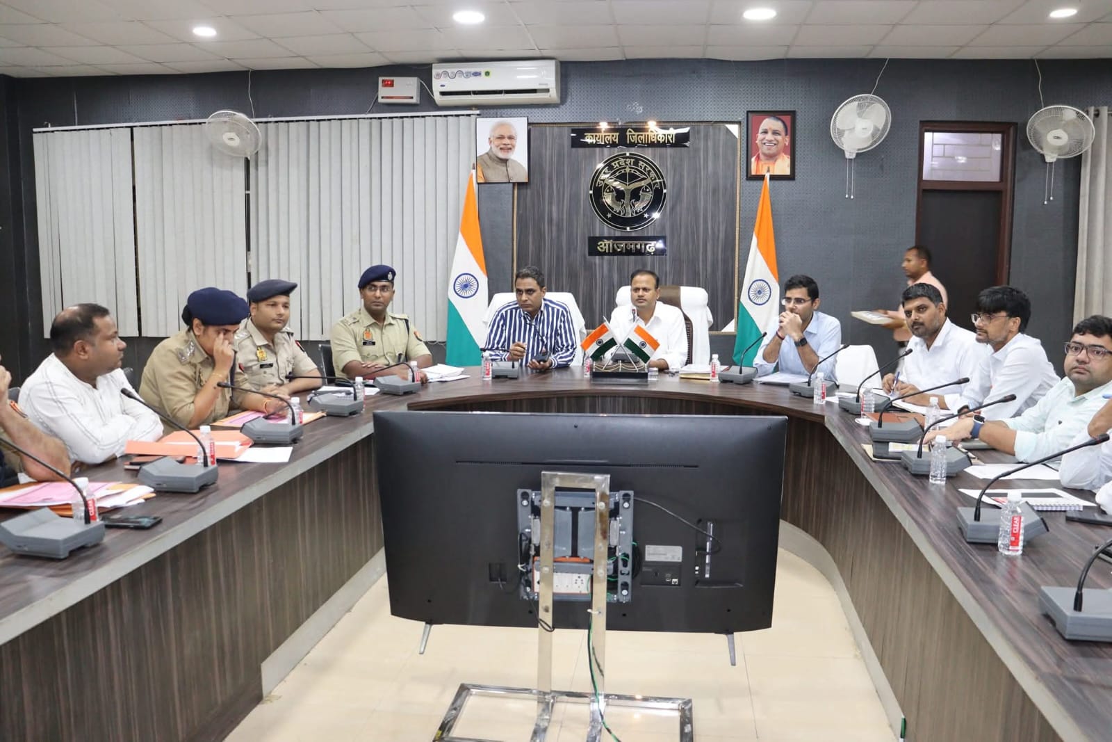 आजमगढ़ डीएम रविन्द्र कुमार और एसपी डॉक्टर अनिल कुमार अधिकारियों के साथ बैठक करते।