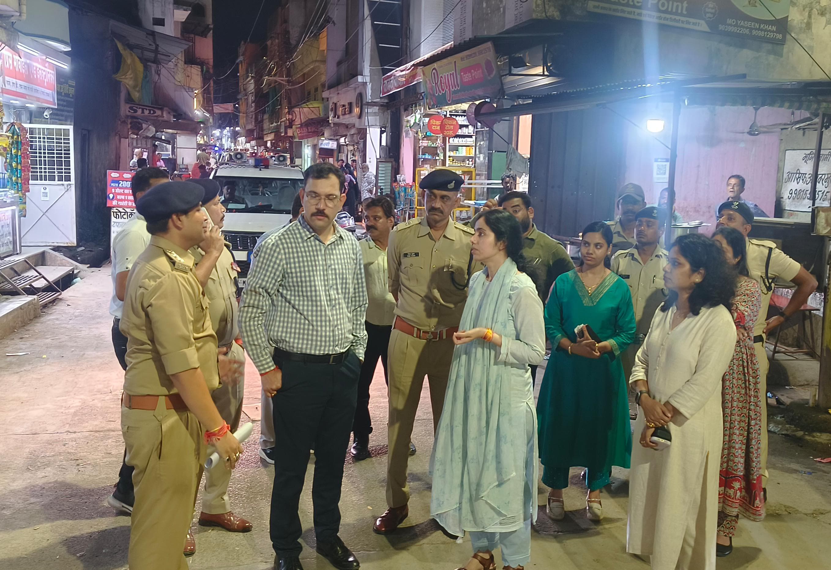 मोचीपुरा चौराहे पर कलेक्टर मिशा सिंह व एसपी अमित कुमार सुरक्षा व्यवस्था का जायजा लेते हुए।