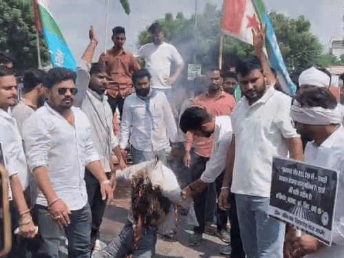 कार्यकर्ताओं ने बैरिकेट्स पर चढ़कर नारेबाजी भी की गई। कलेक्टर को राज्यपाल के नाम ज्ञापन देकर एनएसयूआई प्रदेश अध्यक्ष व कार्यकर्ताओं को रिहा करने की मांग की है।