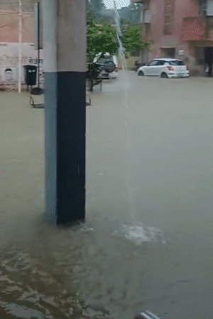देवरिया में भारी बारिश की वजह से सीएचसी लार में घुटनों तक पानी भर गया।