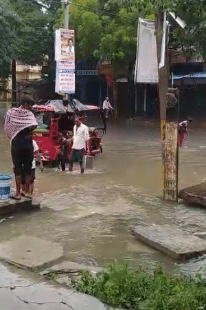 चंदौली में लगातार बारिश हो रही है। जगह-जगह सड़कों पर पानी भर गया है।